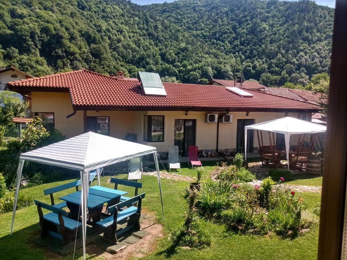 Кръчмъ При Байката Hotel Ribarica Exterior photo